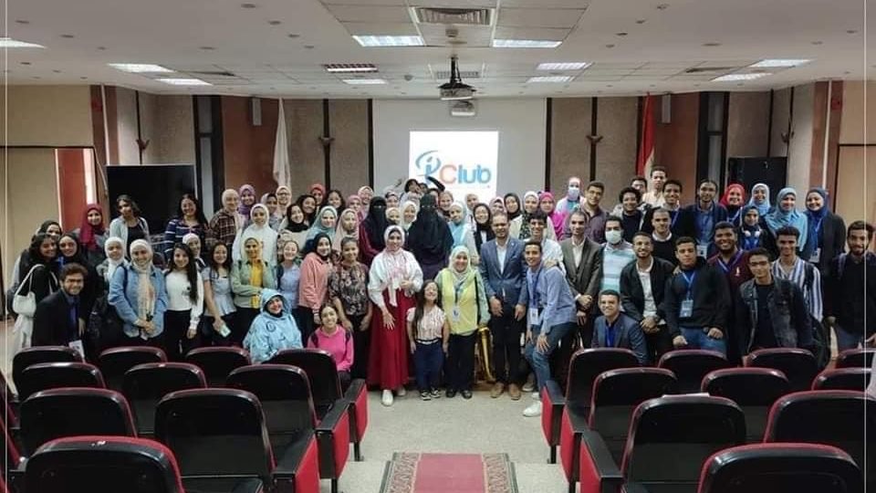 طلاب جامعة عين شمس 