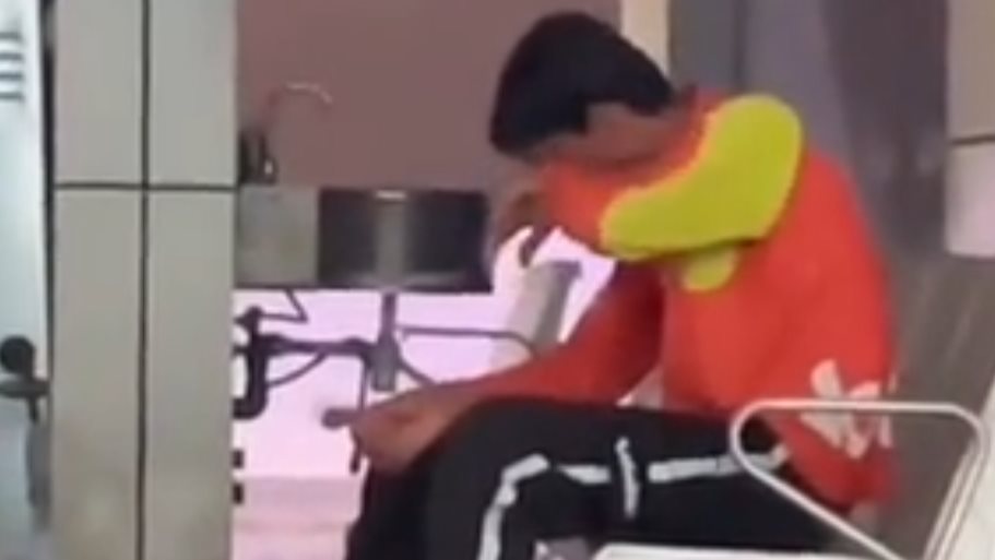 الغربة مرة.. شاهد عامل دليفري يبكي بحرقة أمام مغسلة 