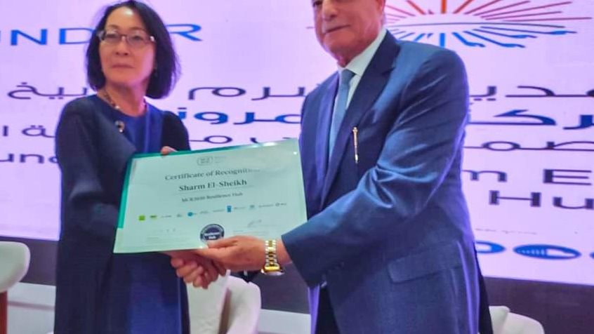 فودة يتسلم الجائزة 