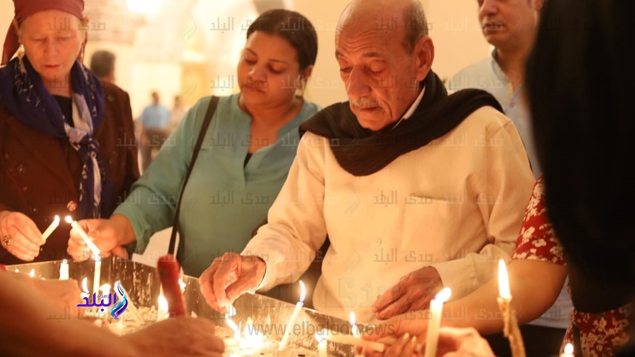  نذور الاقباط فى احتفالات دير مارجرجس بالأقصر 