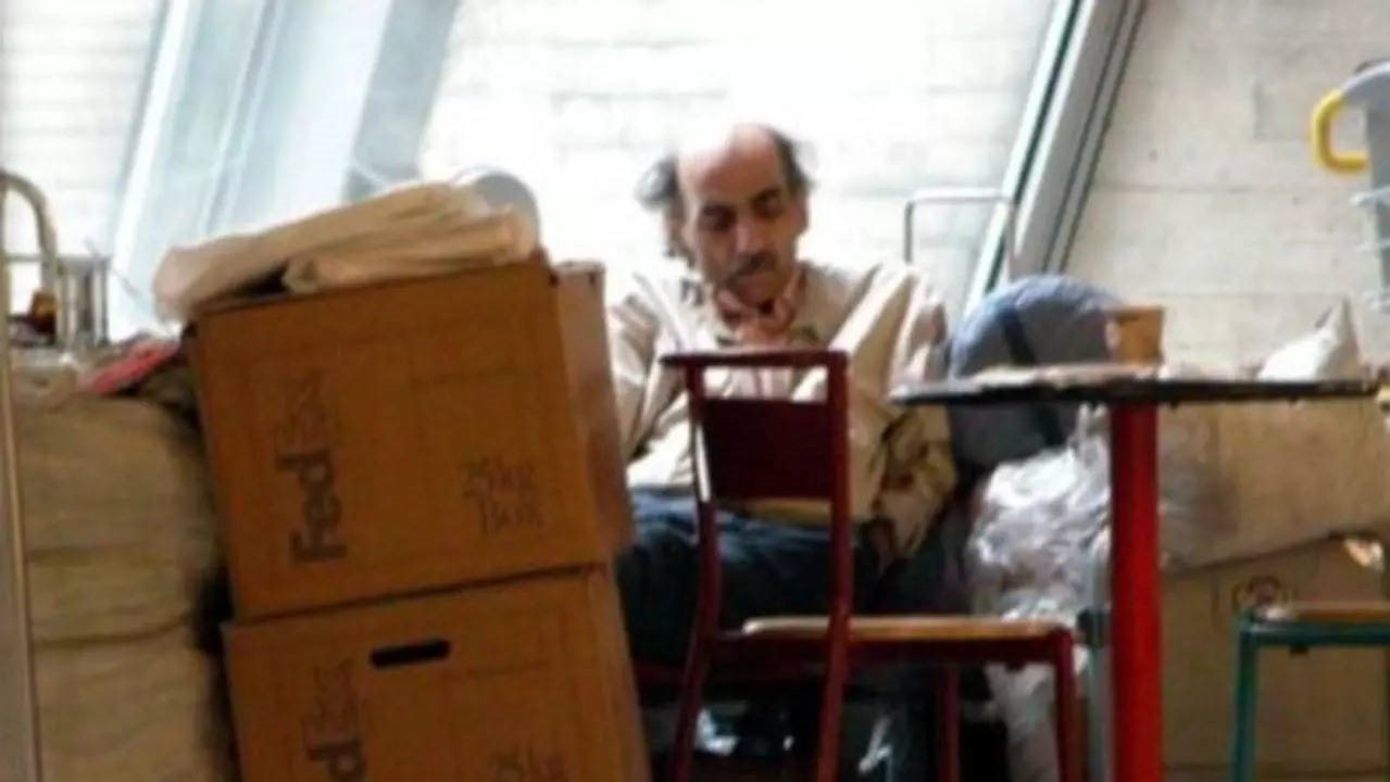 عاش 18سنة بين حقائبه في المطار.. وفاة الإيراني ناصري بنوبة ق