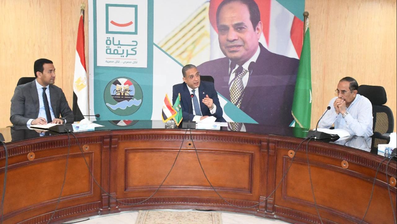 محافظ الفيوم أثناء اللقاء