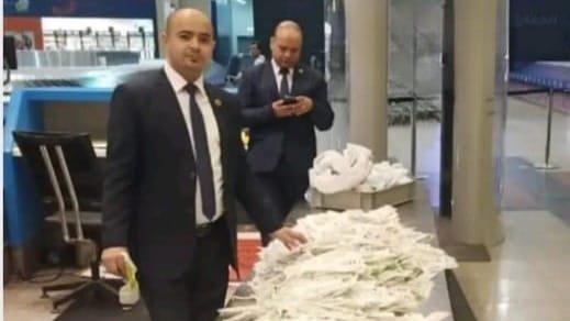 رجال الجمارك بمطار القاهرة