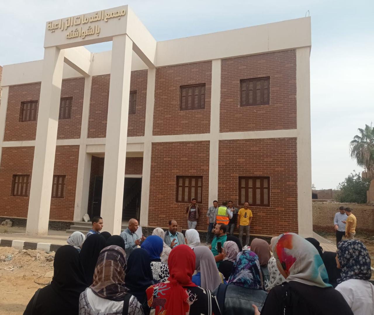 طلاب جامعة الفيوم أثناء زياراتهم لمشروعات حياة كريمة