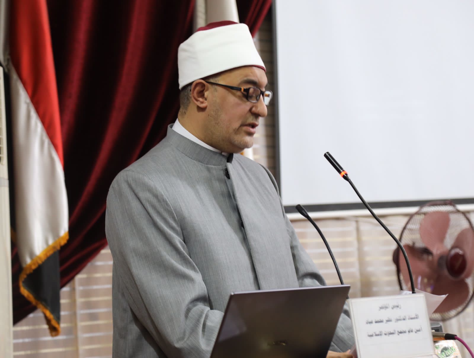 الدكتور نظير عياد 