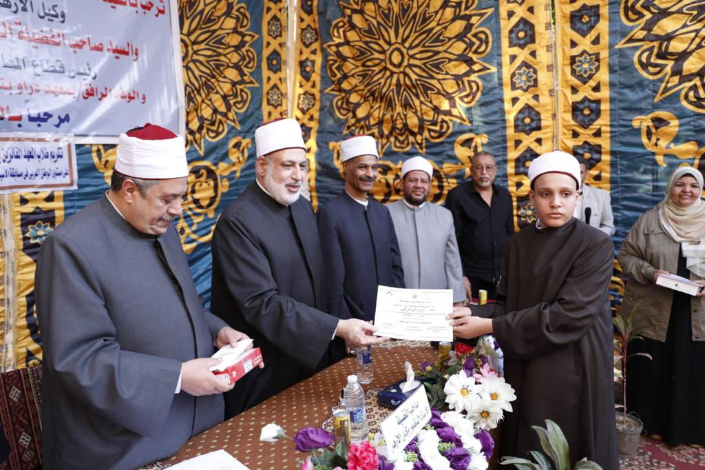 وكيل الأزهر يكرم الطلاب