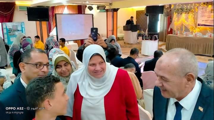 مدير مديرية تعليم الفيوم اثناء المعرض