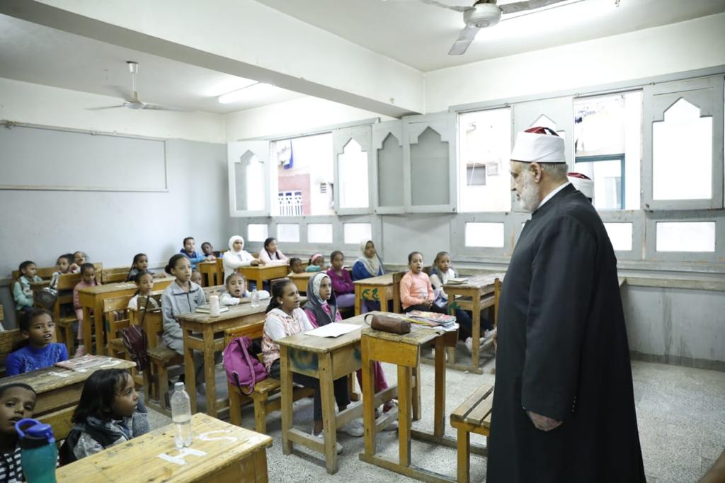 الدكتور الضويني يتفقد الرواق الأزهري بأسوان