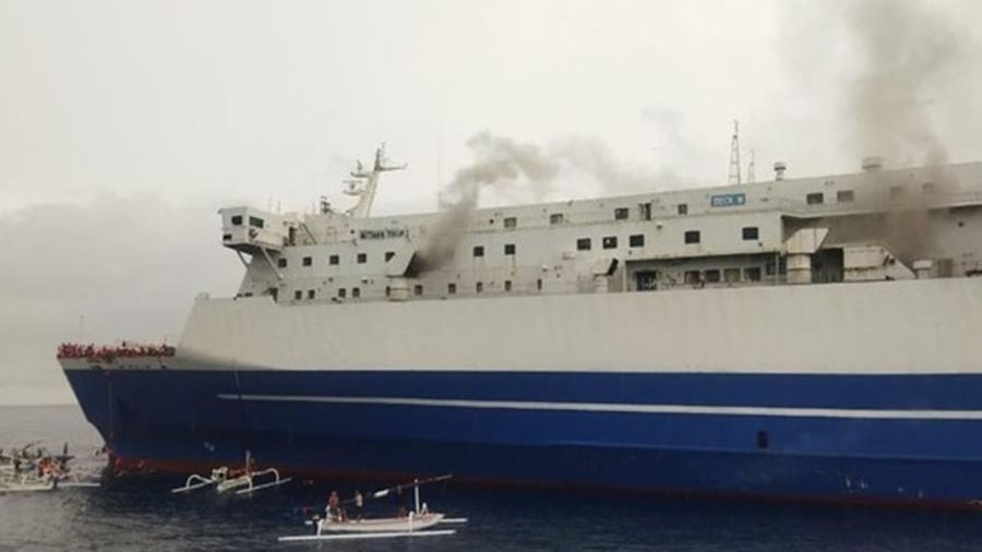 اندلاع حريق هائل في عبارة تقل 271 راكبا في إندونيسيا