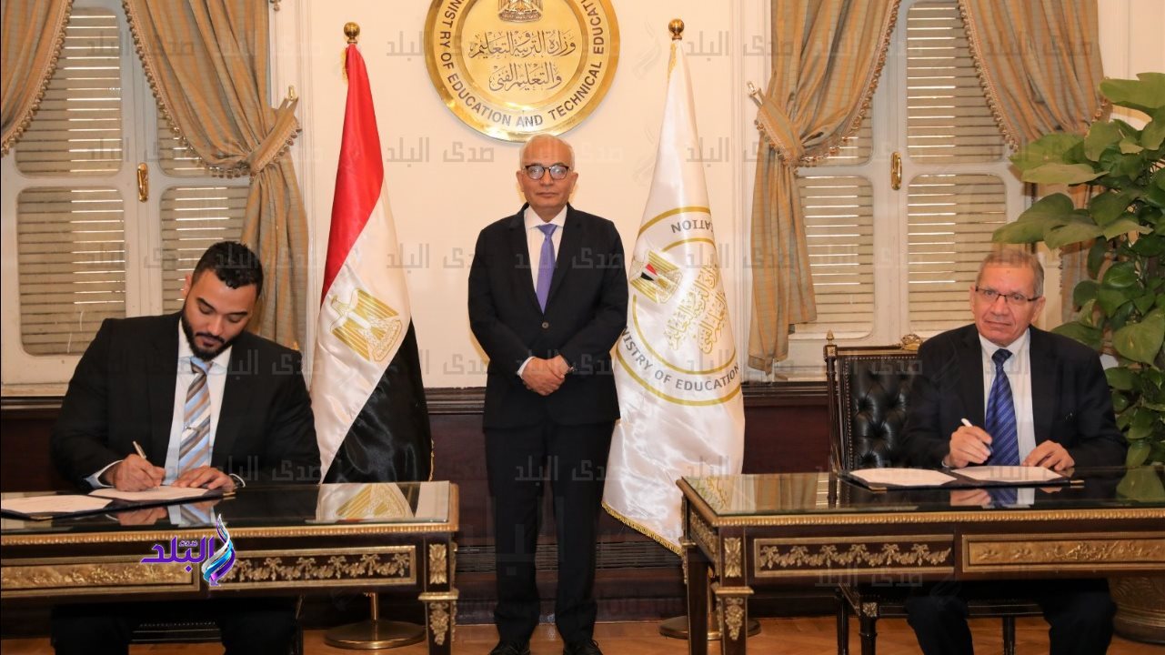 اثناء توقيع البروتوكول