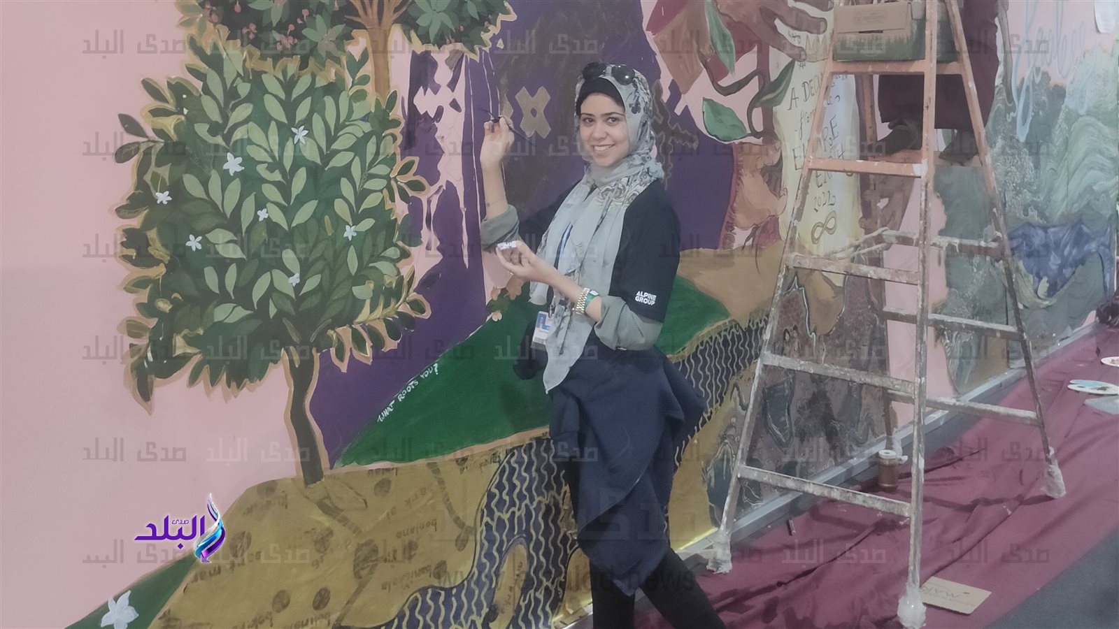 فتاة مصرية تشارك برسم لوحة جدارية في مؤتمر المناخ Cop27 