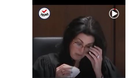 انهيار قاضية أمريكية من البكاء لحظة النطق بحكم 
