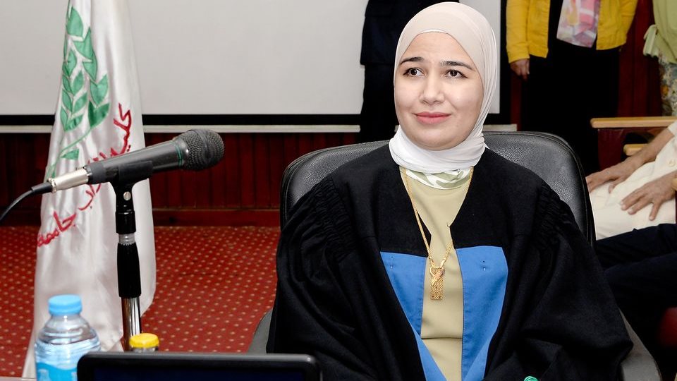 أول طالبة كفيفة تقهر الظلام وتحصل علي الدكتورة