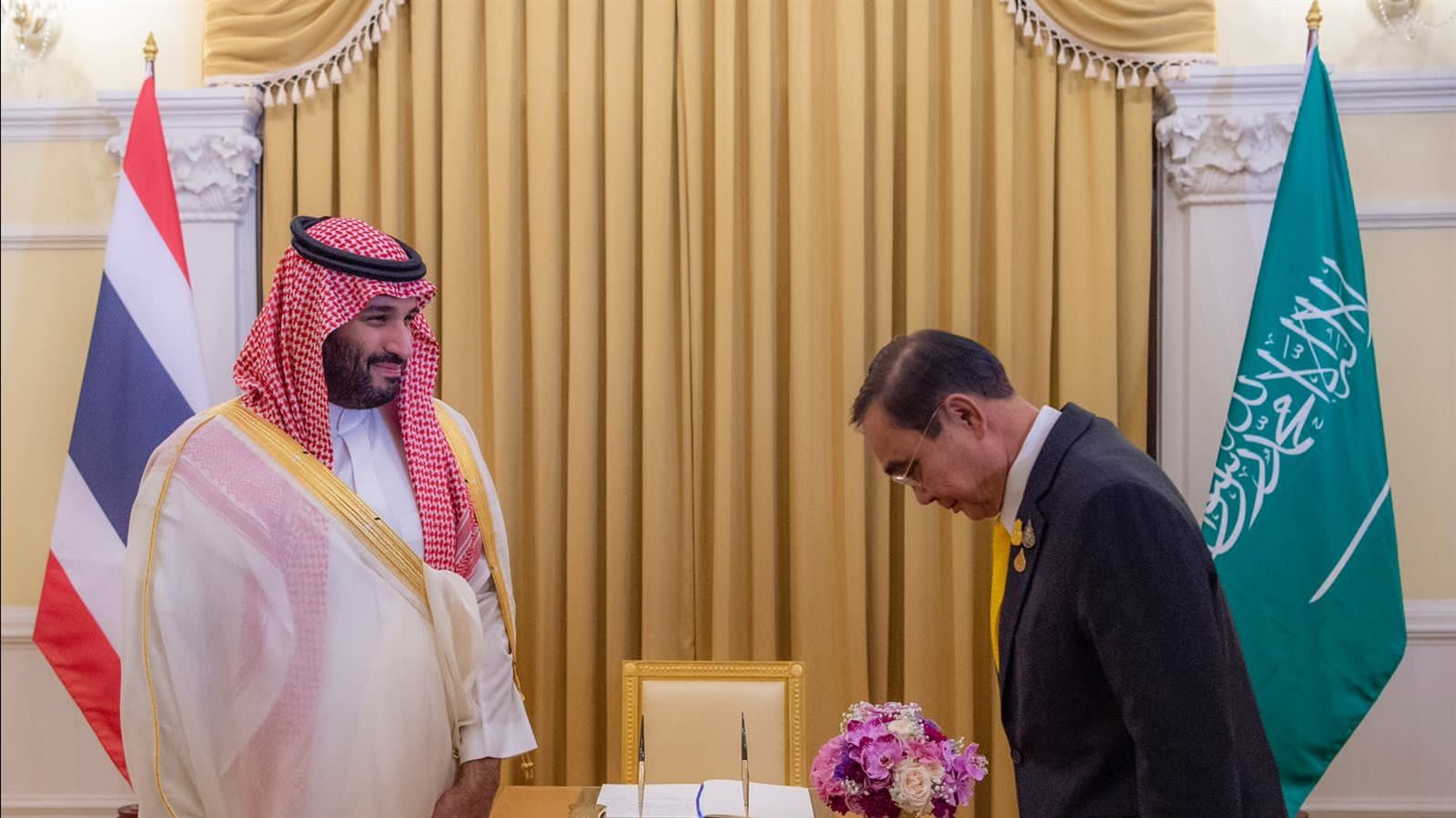 عدم انحناء ولي العهد أمام رئيس وزراء تايلاند يثير تفاعلا 