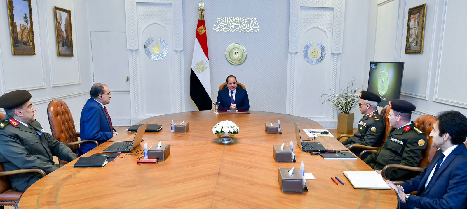 الرئيس السيسي في اجتماعه بالمسئولين