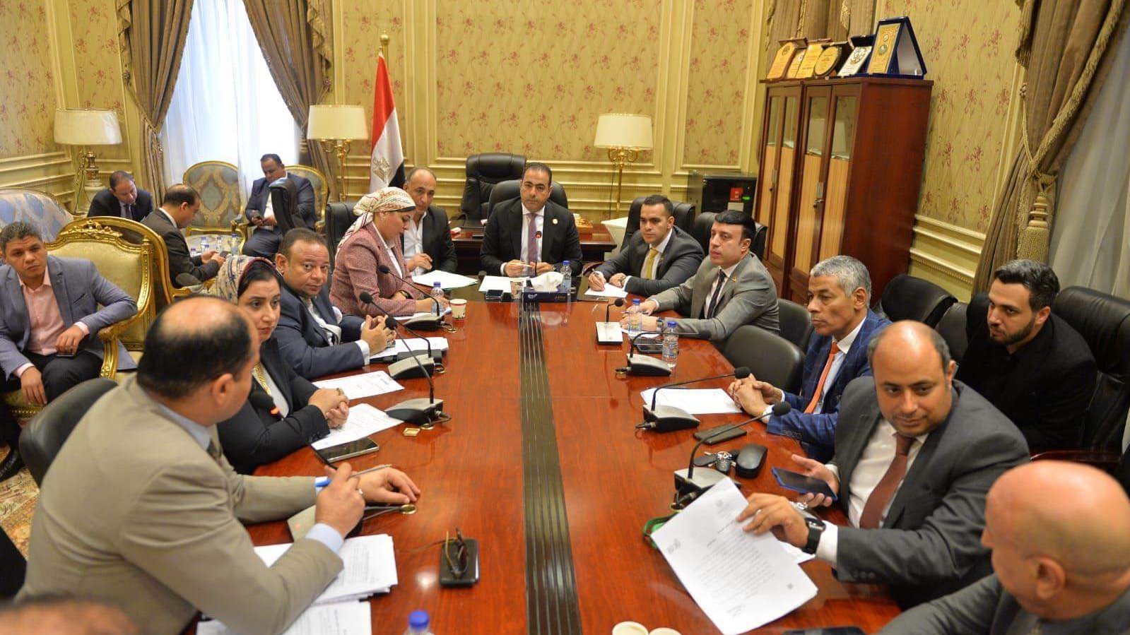 لجنة  الشباب والرياضة خلال اجتماعها اليوم 