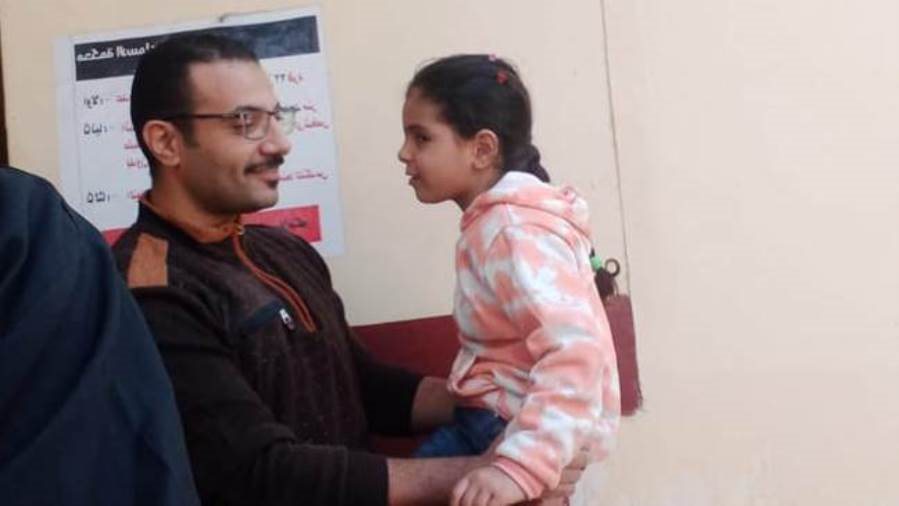  أب يرى ابنته لأول مرة داخل محكمة الأسرة