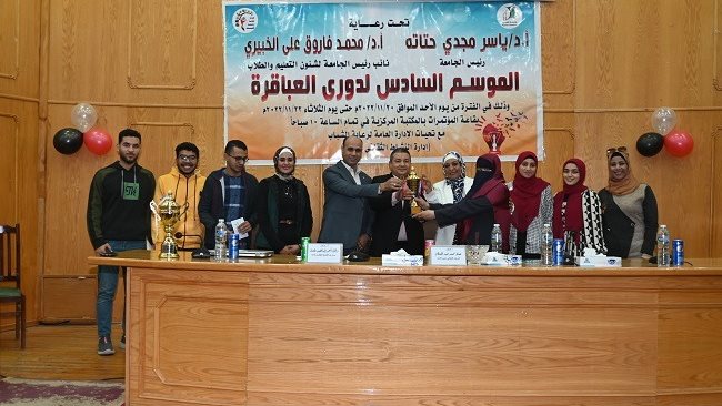 صورة تجمع طلاب العباقرة بالجامعة مع المشرفين