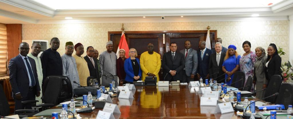 وزير التنمية المحلية  والوفد الكاميروني