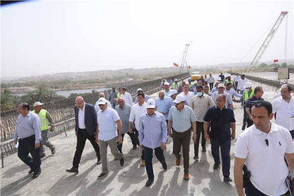 وزير النقل يتفقد مشروع تطوير طريق الصعيد الصحراوي