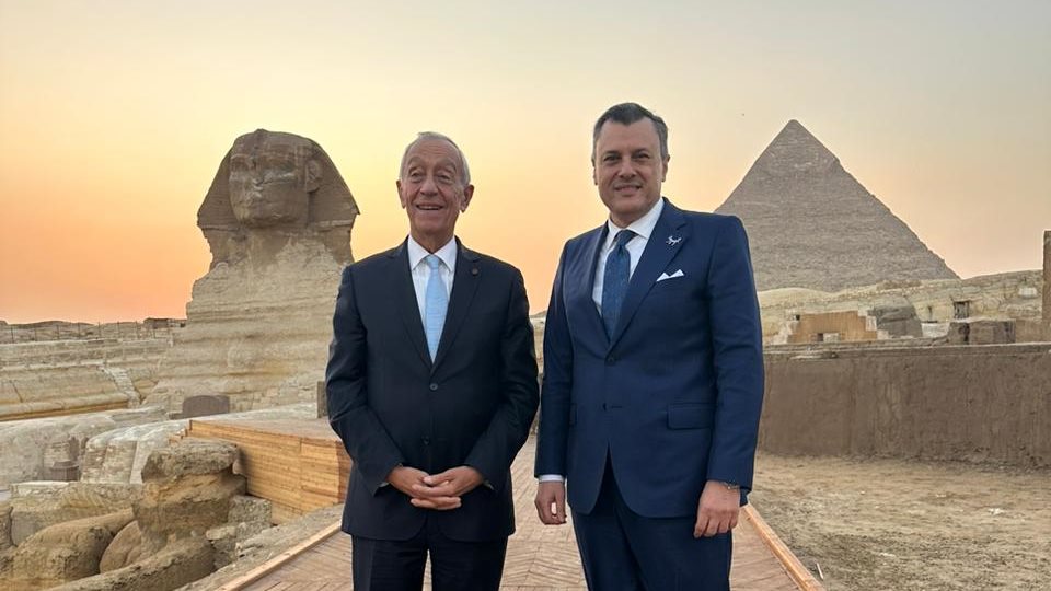 رئيس البرتغال مع وزير السياحة والآثار في الأهرامات 