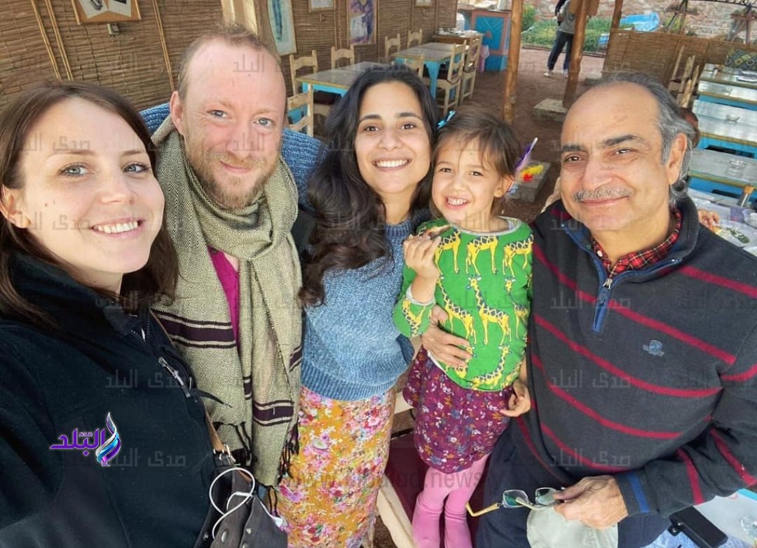 ابنة عبلة كامل مع زوجها وأبيها وابنتها 