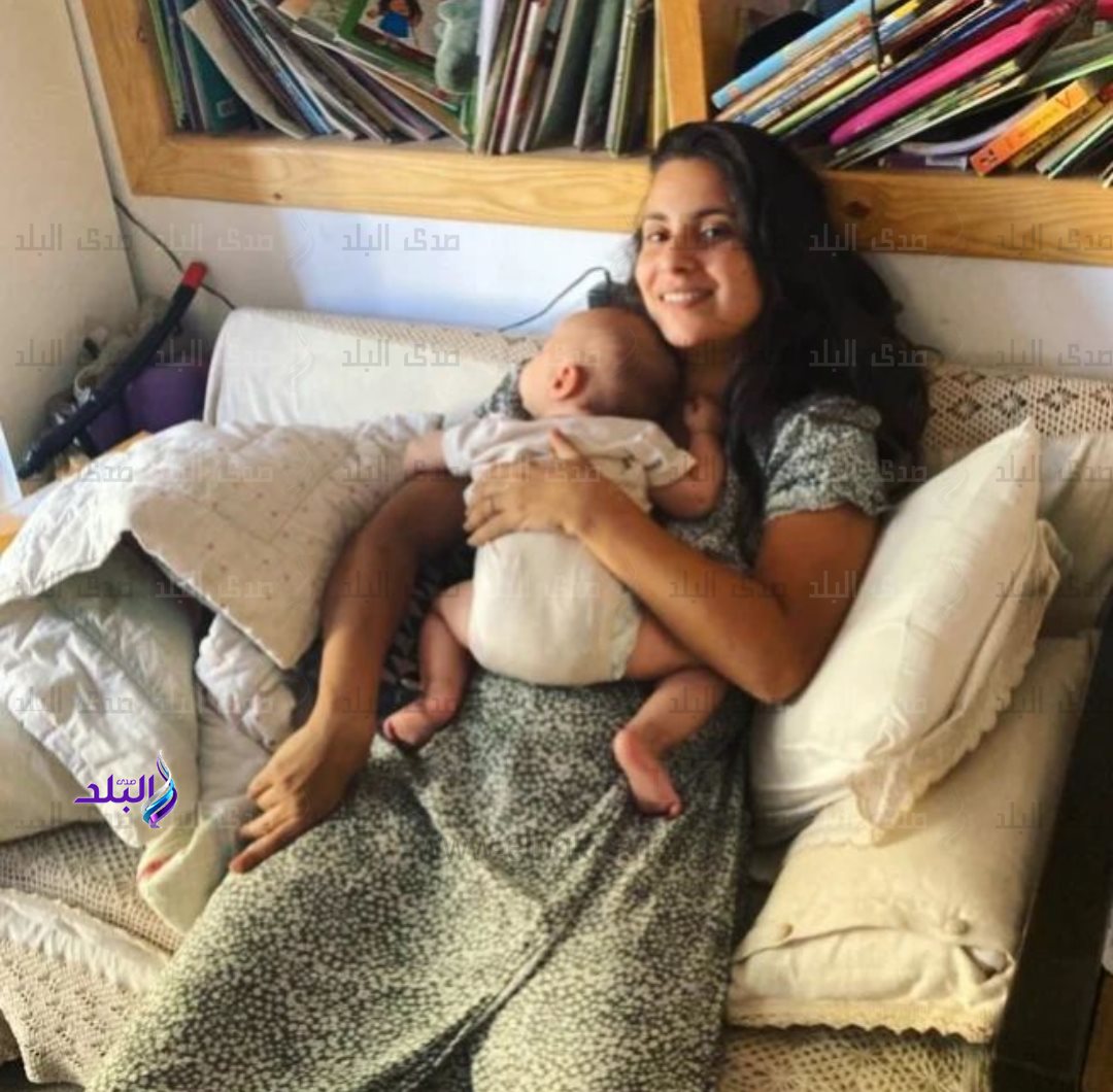 ابنة عبلة كامل مع ابنها الرضيع