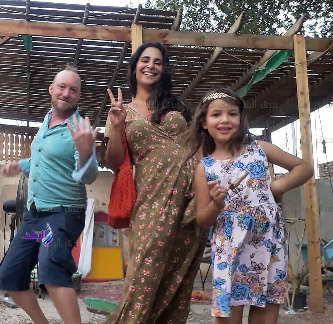 ابنة عبلة كامل مع زوجها وابنتها