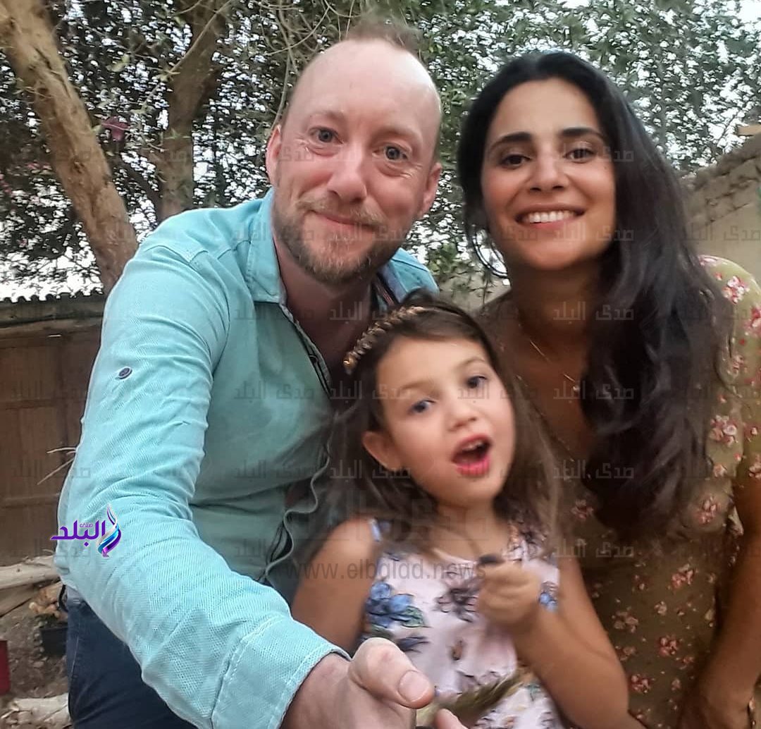 ابنة عبلة كامل مع زوجها وابنتها