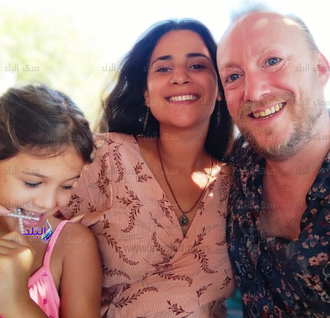 ابنة عبلة كامل مع زوجها وابنتها 