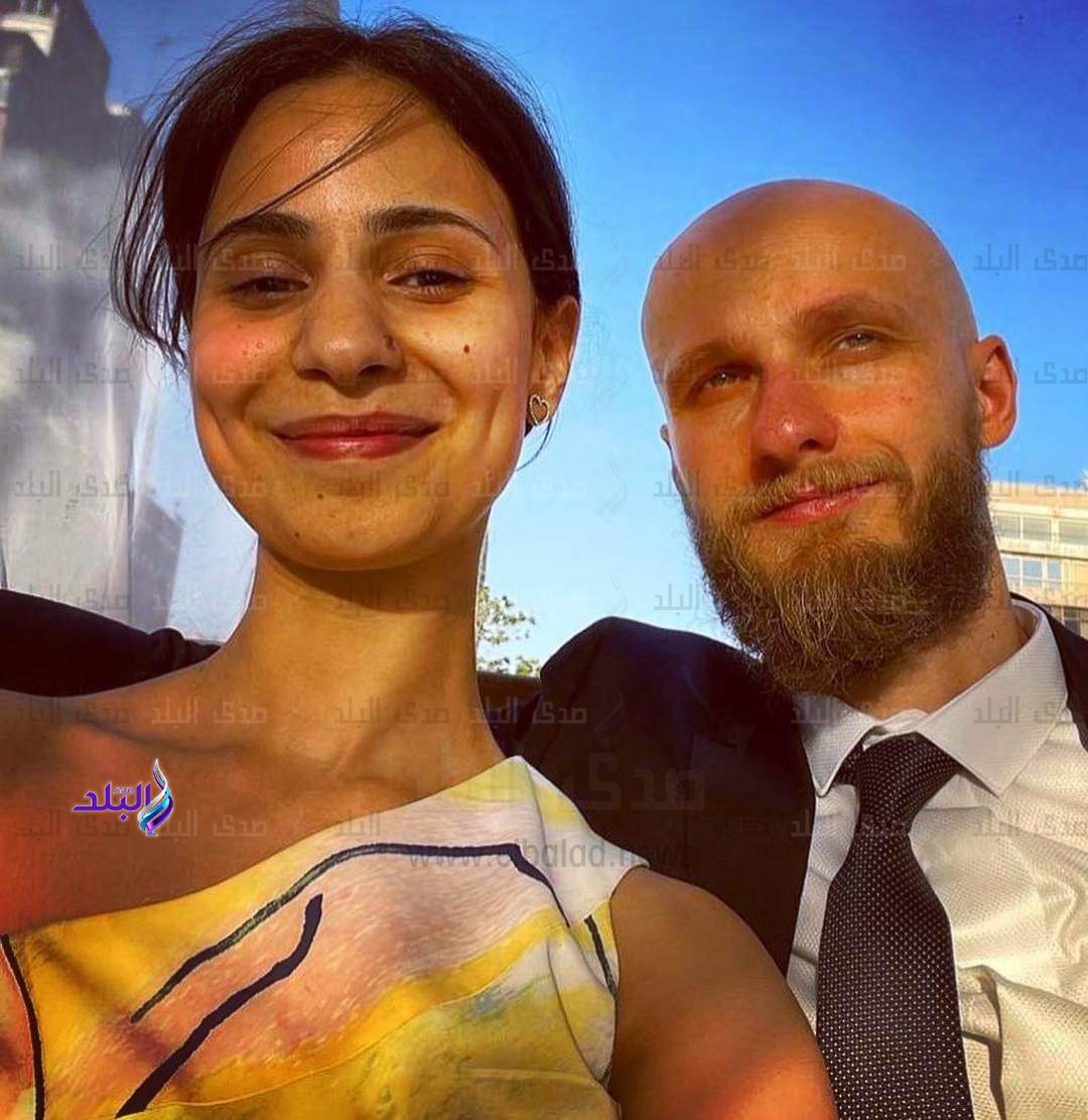 فاطمة كمال ابنة عبلة كامل مع زوجها البولندي باويل جاو 