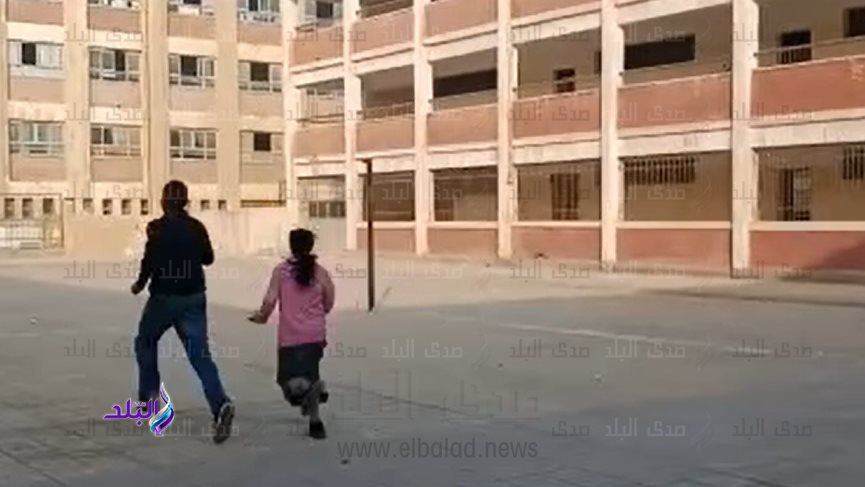 معلم يدخل تحديًا مع طالبة في «سباق جري» بالمدرسة