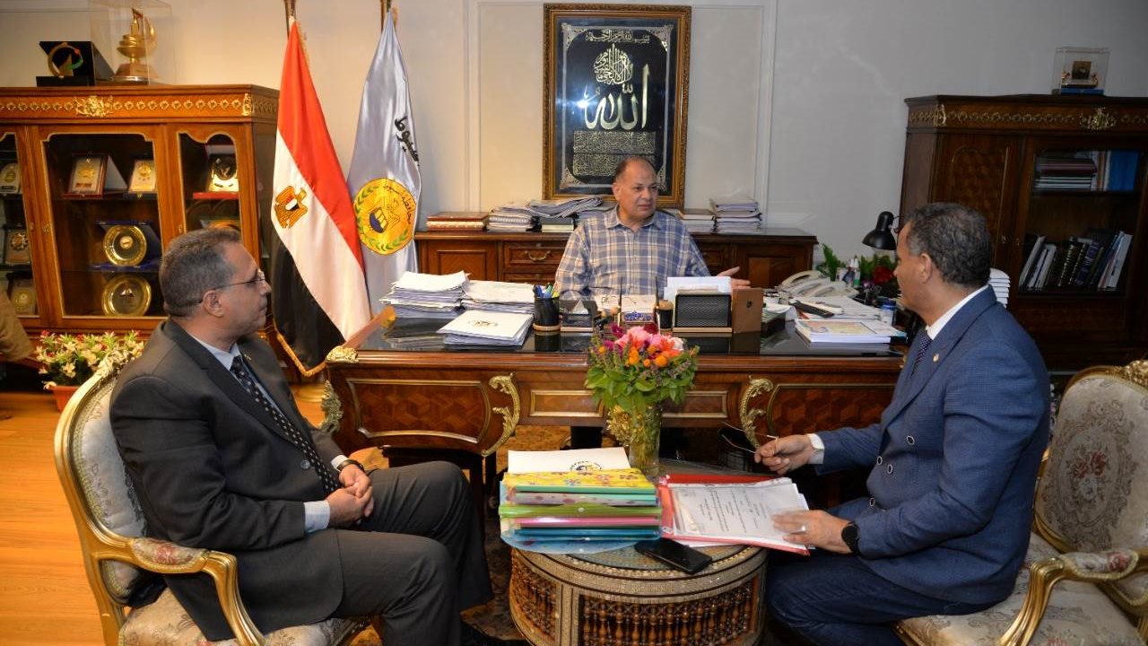 محافظ أسيوط يلتقي وكيل وزارة التربية والتعليم بالمحافظة  محافظ أسيوط يلتقي وكيل وزارة التربية والتعليم بالمحافظة