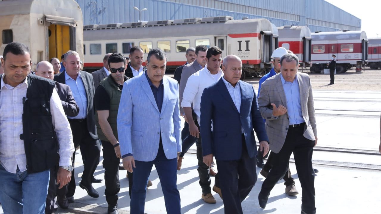 وزيرا النقل والإنتاج الحربي يتفقدان ورش عربات السكك الحديدية