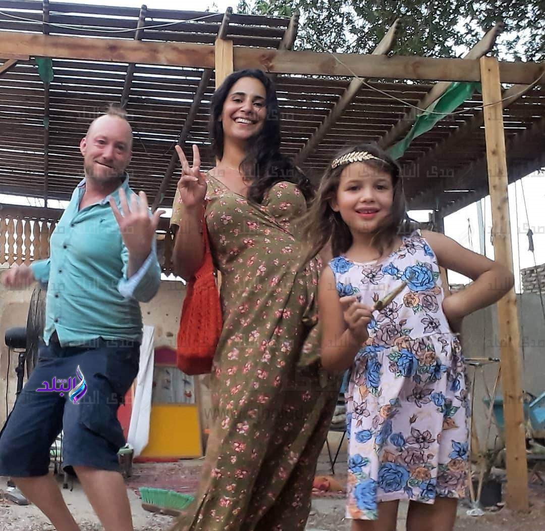 زينب ابنة عبلة كامل مع زوجها وابنتها 