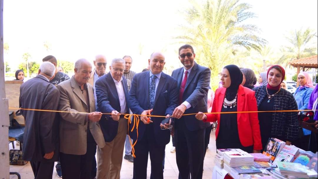 افتتاح معرض بكلية التجارة جامعة الإسكندرية
