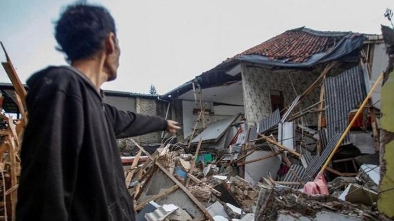 310 قتلى.. ماذا فعل الزلزال المدمر بـ إندونيسيا؟