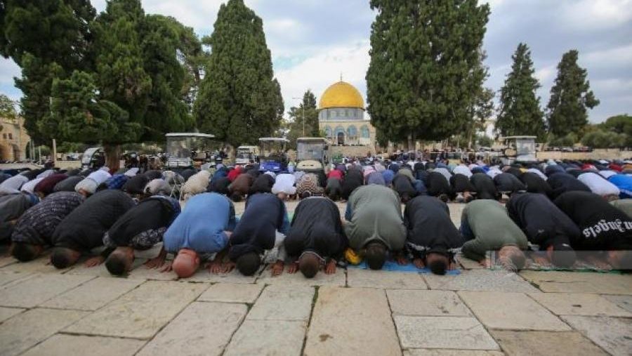 50 ألفا يؤدون صلاة الجمعة في المسجد الأقصى