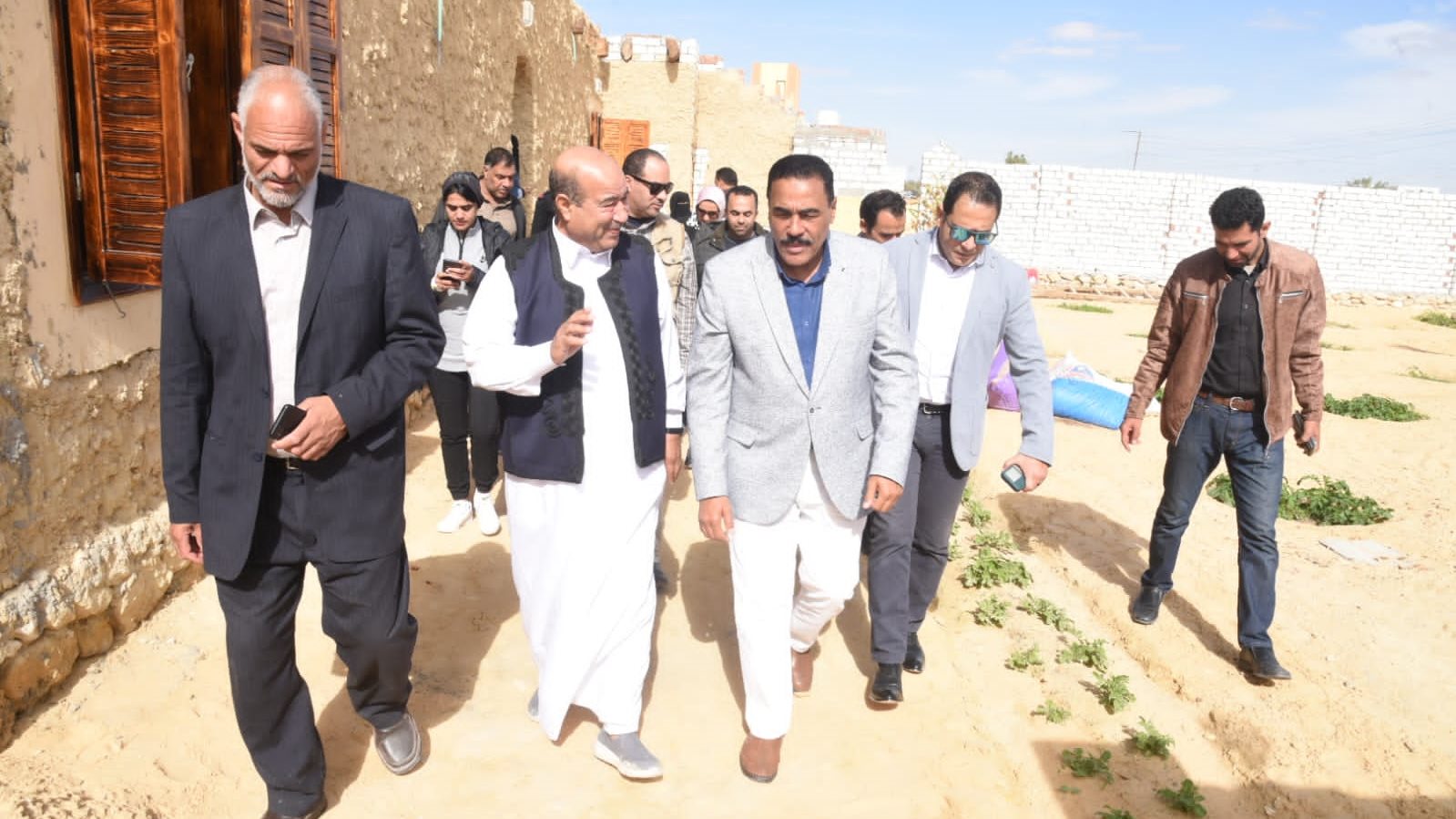 محافظ مطروح خلال زيارة واحة سيوة 
