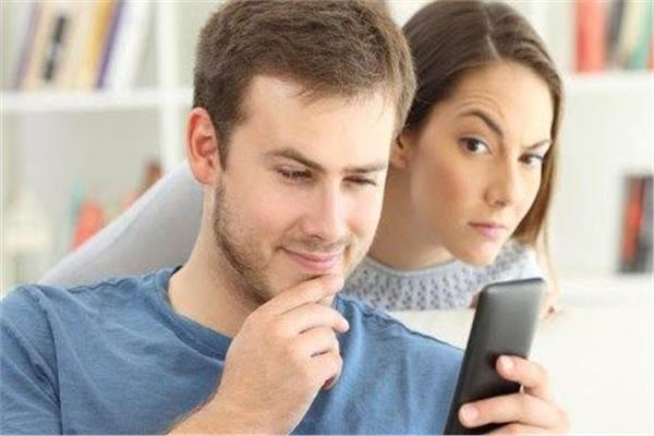 تجسس الزوجة على هاتف زوجها حرام 