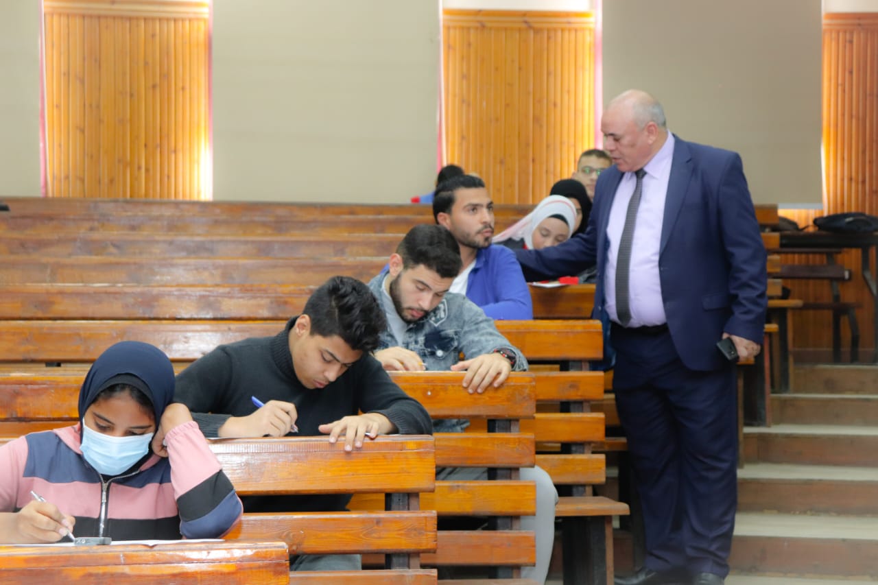 رئيس جامعة الدلتا التكنولوجية يُتابع سير الاختبارات