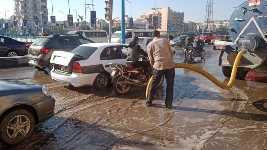 سحب مياه الامطار من شوارع أسيوط 