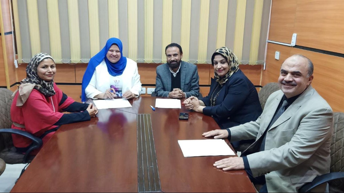 مدير تعليم الفيوم أثناء توقيع البروتوكول