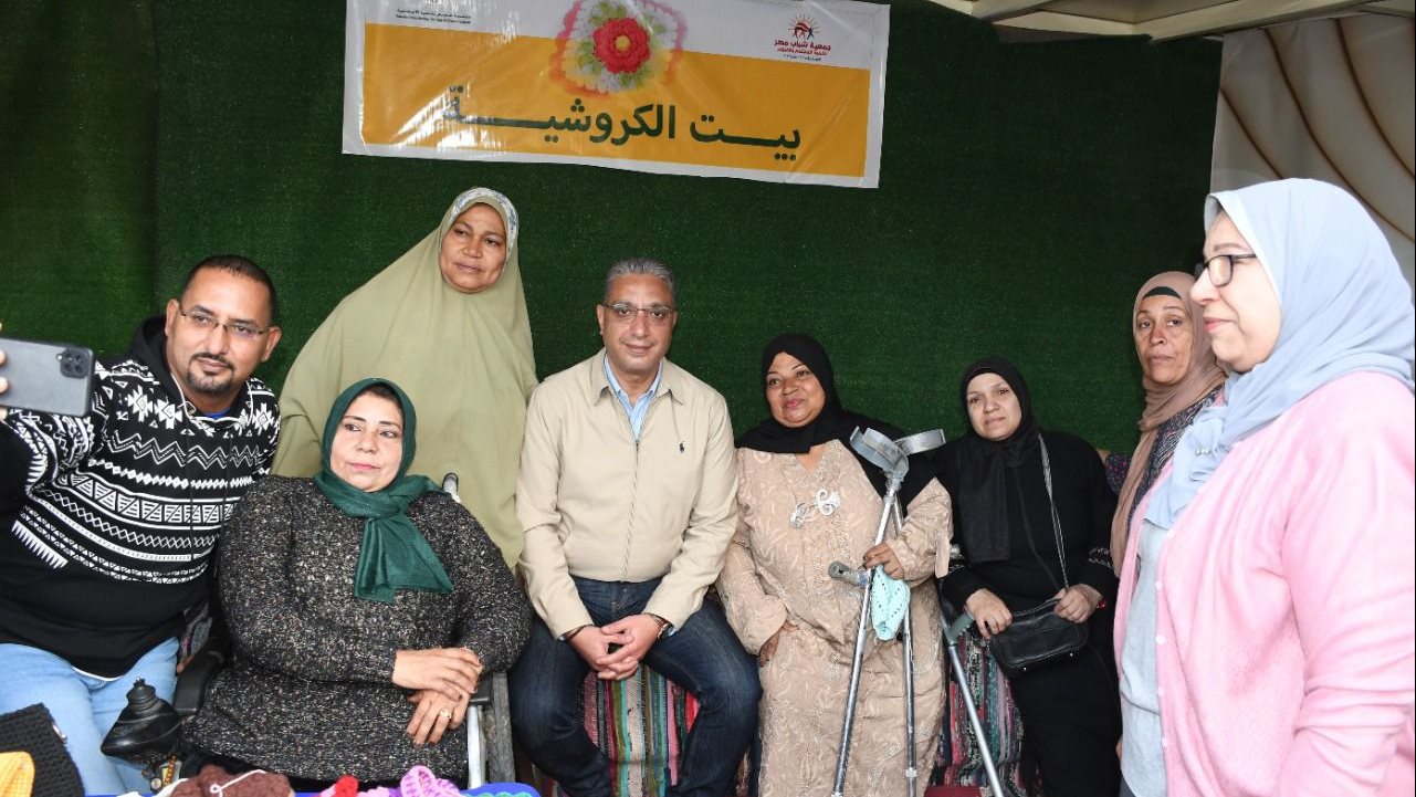 محافظ الفيوم أثناء التكريم