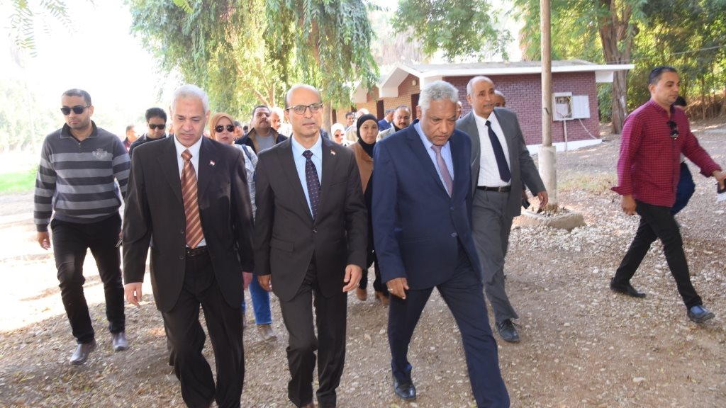 رئيس جامعة أسيوط يتفقد مزارع كلية الزراعة 