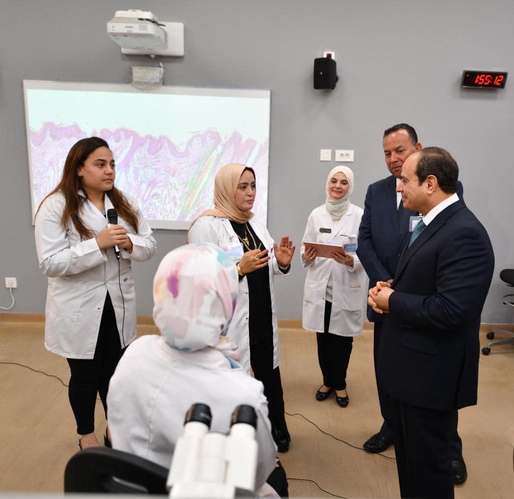 الرئيس السيسي يتفقد جامعة المنصورة الجديدة
