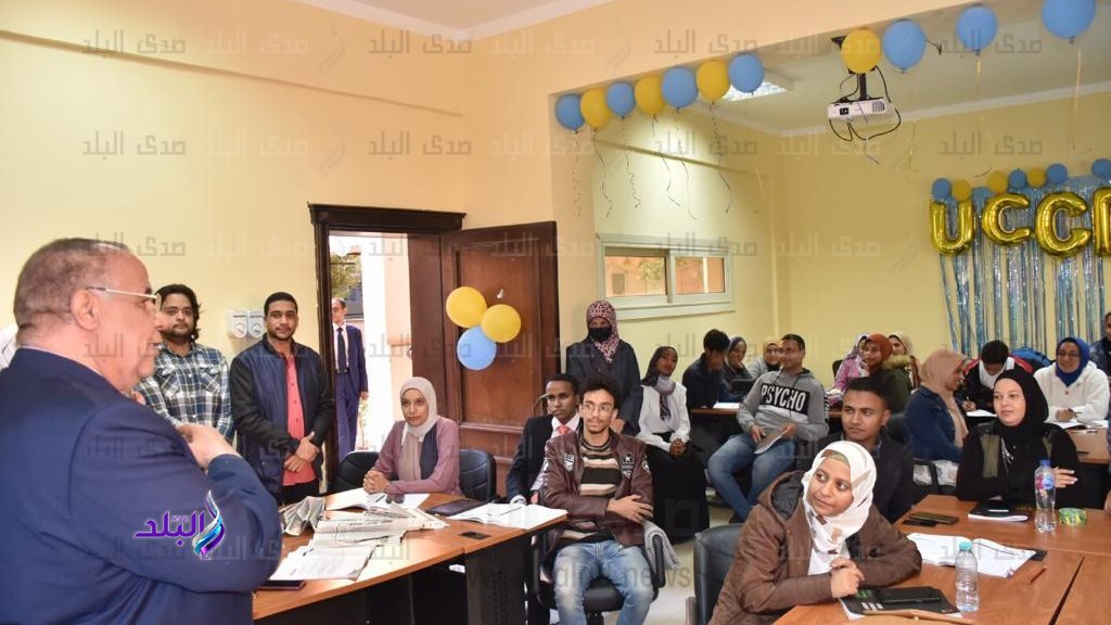 رئيس جامعة الأقصر يسلم شهادات إتمام دورة مهارات التوظيف لمتد