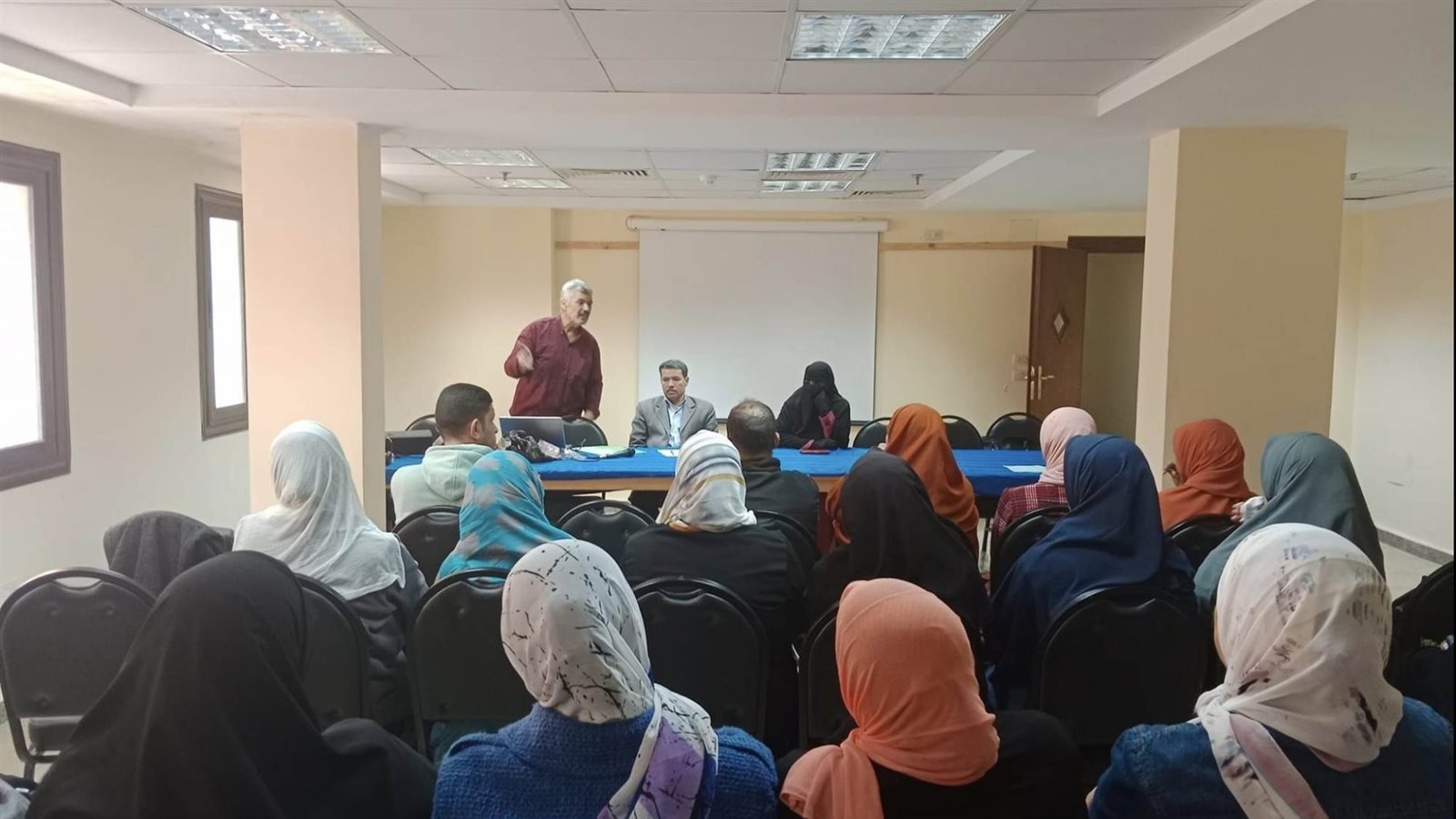 ندوات بالمدارس لمناهضة العنف ضد المرأة 