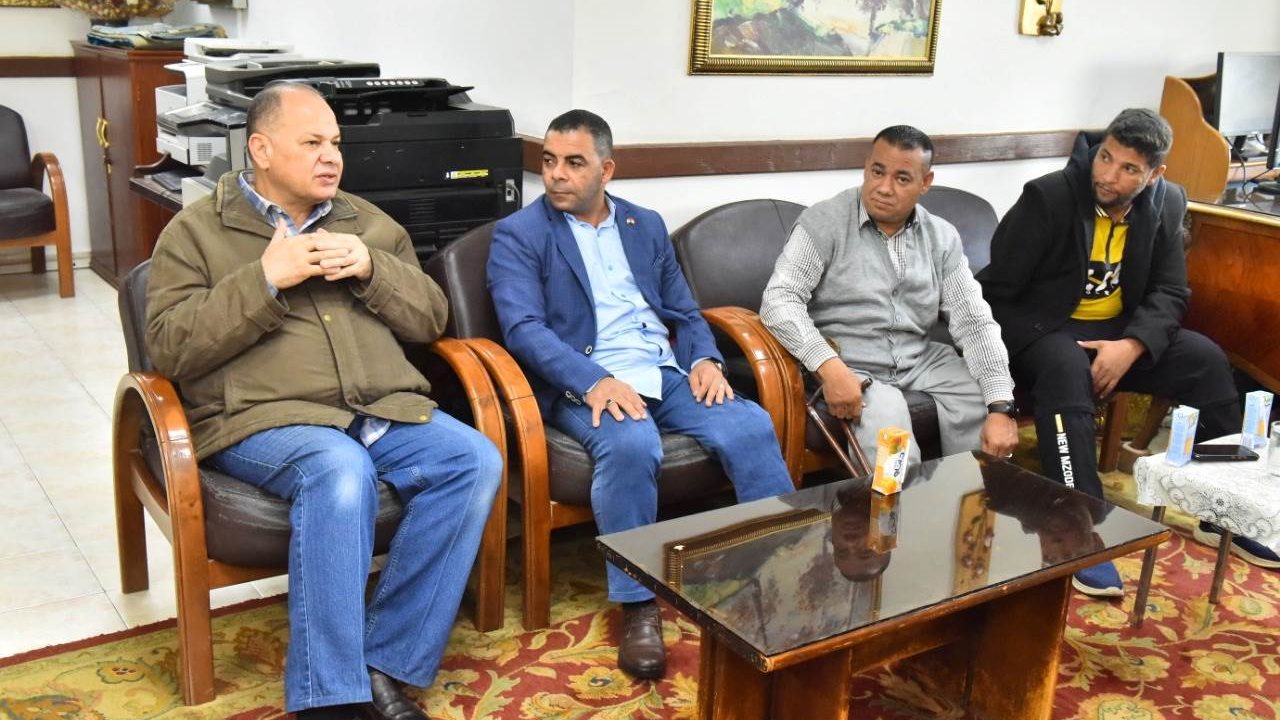 محافظ أسيوط يلتقي عدد من ذوى الهمم 