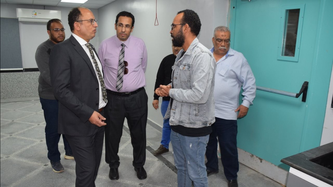 رئيس جامعة حلوان يتابع مشروعات التطوير بالجامعة 